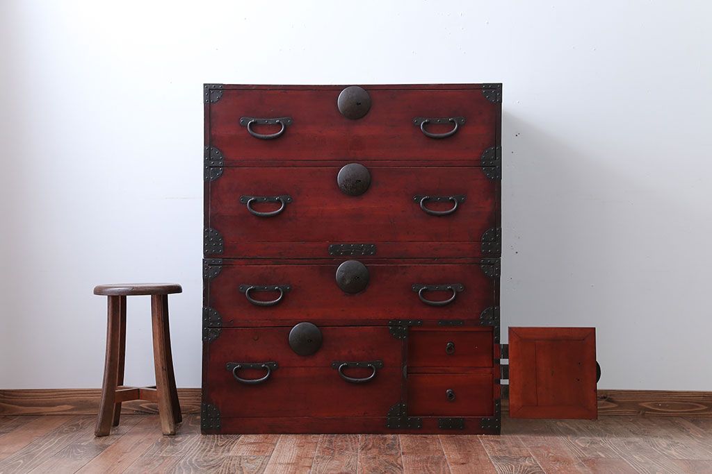 アンティーク家具　古民具・骨董　シンプルな丸金具の重ね衣装箪笥