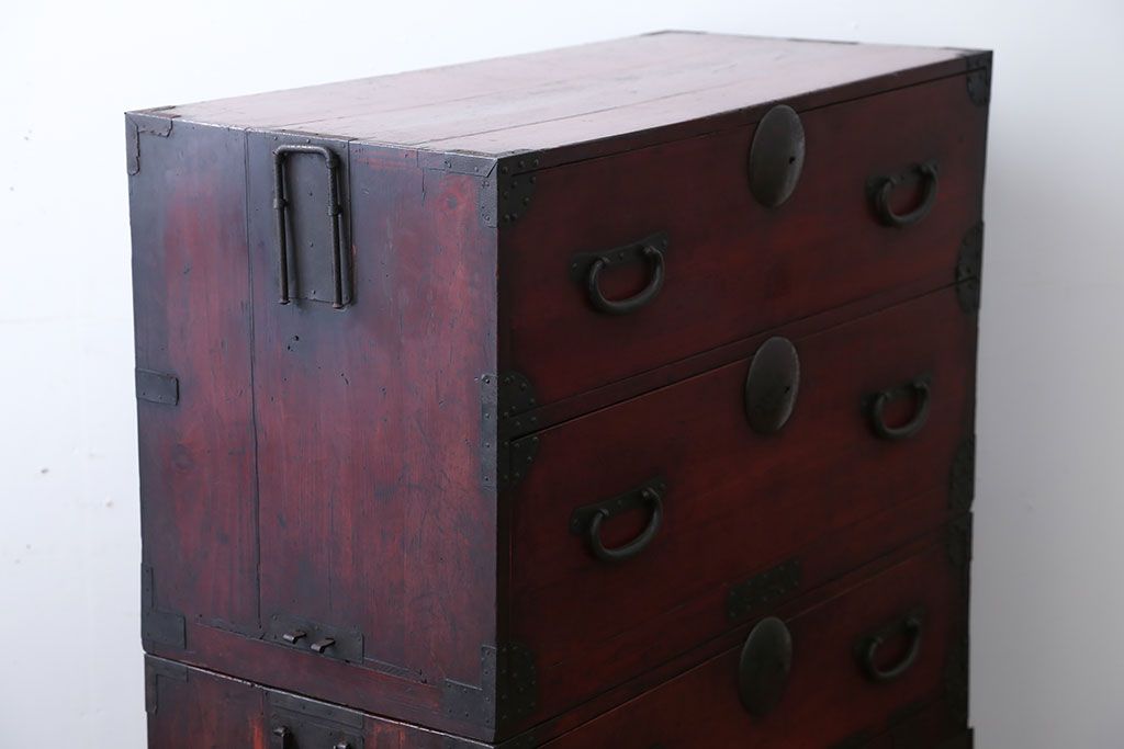 アンティーク家具　古民具・骨董　シンプルな丸金具の重ね衣装箪笥