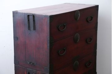 アンティーク家具　古民具・骨董　シンプルな丸金具の重ね衣装箪笥