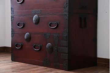 アンティーク家具　古民具・骨董　シンプルな丸金具の重ね衣装箪笥