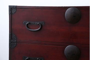 アンティーク家具　古民具・骨董　シンプルな丸金具の重ね衣装箪笥