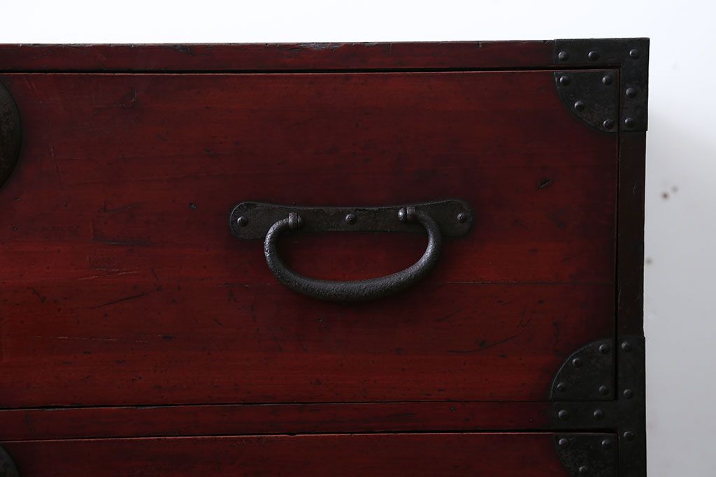 アンティーク家具　古民具・骨董　シンプルな丸金具の重ね衣装箪笥