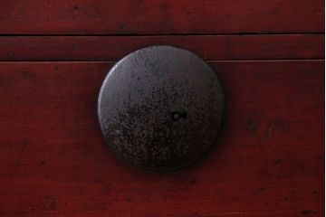 アンティーク家具　古民具・骨董　シンプルな丸金具の重ね衣装箪笥