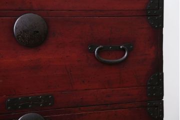 アンティーク家具　古民具・骨董　シンプルな丸金具の重ね衣装箪笥