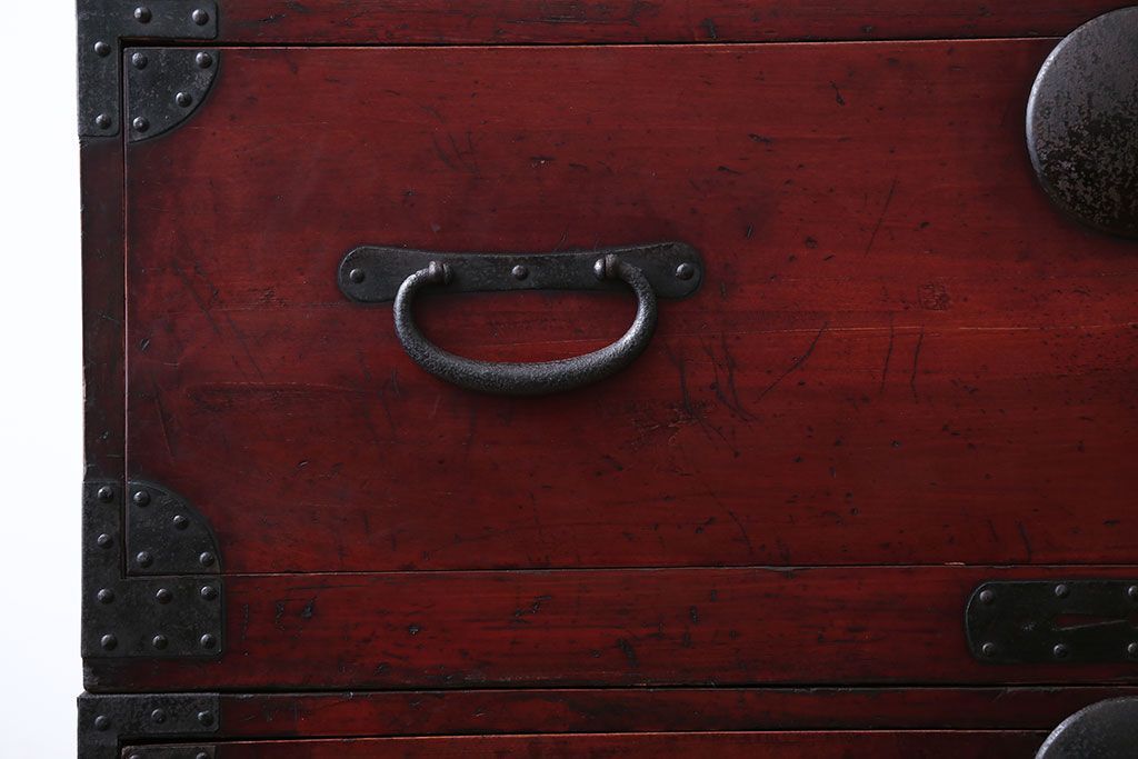 アンティーク家具　古民具・骨董　シンプルな丸金具の重ね衣装箪笥