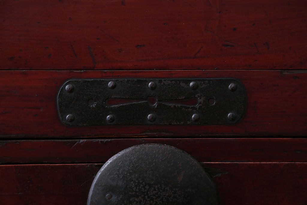 アンティーク家具　古民具・骨董　シンプルな丸金具の重ね衣装箪笥