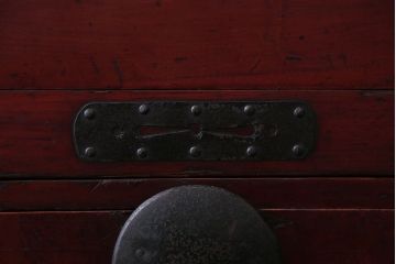 アンティーク家具　古民具・骨董　シンプルな丸金具の重ね衣装箪笥