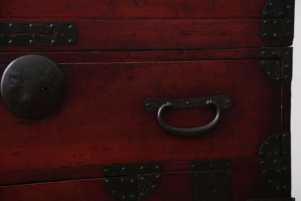 アンティーク家具　古民具・骨董　シンプルな丸金具の重ね衣装箪笥