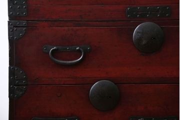 アンティーク家具　古民具・骨董　シンプルな丸金具の重ね衣装箪笥