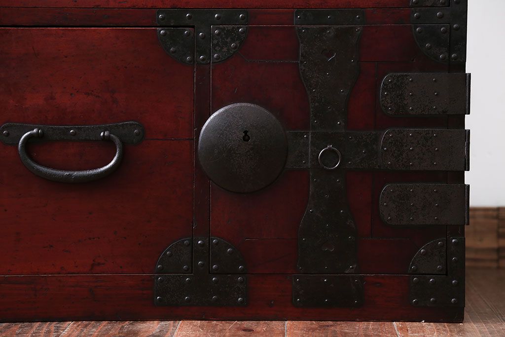 アンティーク家具　古民具・骨董　シンプルな丸金具の重ね衣装箪笥