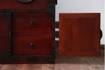 アンティーク家具　古民具・骨董　シンプルな丸金具の重ね衣装箪笥