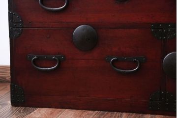 アンティーク家具　古民具・骨董　シンプルな丸金具の重ね衣装箪笥