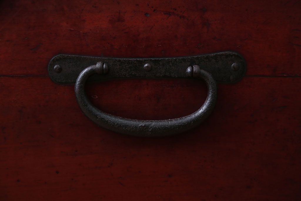 アンティーク家具　古民具・骨董　シンプルな丸金具の重ね衣装箪笥