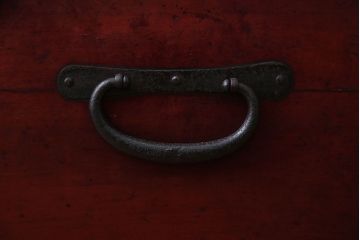 アンティーク家具　古民具・骨董　シンプルな丸金具の重ね衣装箪笥