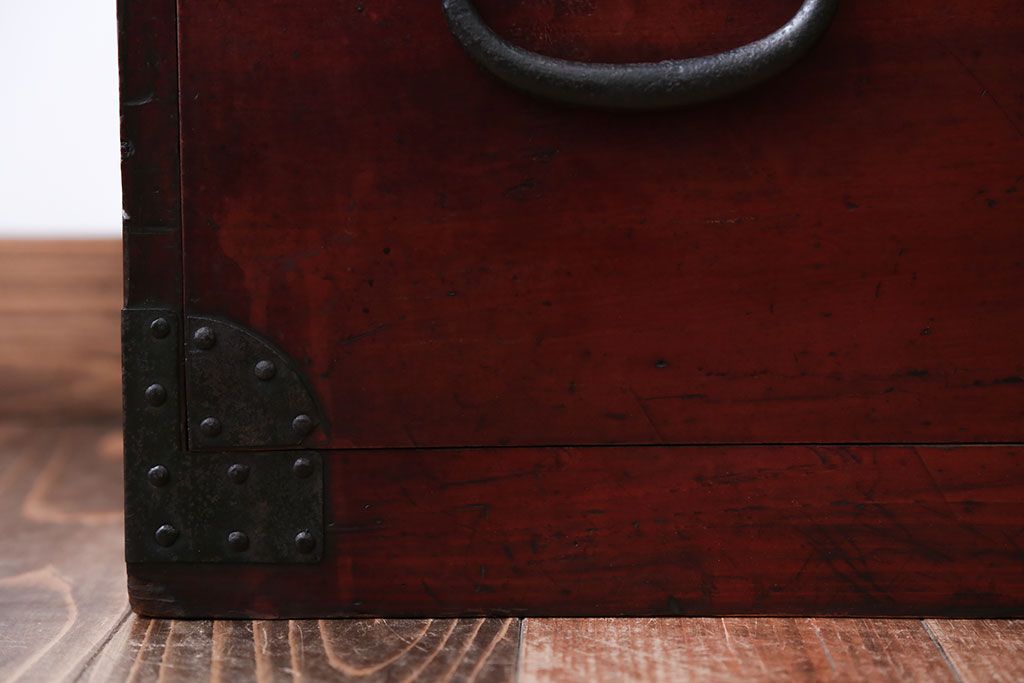 アンティーク家具　古民具・骨董　シンプルな丸金具の重ね衣装箪笥