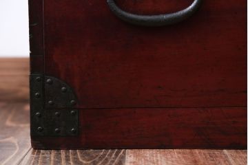 アンティーク家具　古民具・骨董　シンプルな丸金具の重ね衣装箪笥