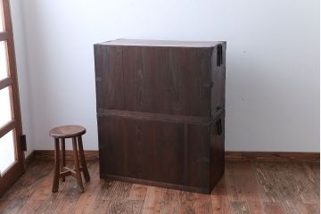 アンティーク家具　古民具・骨董　シンプルな丸金具の重ね衣装箪笥