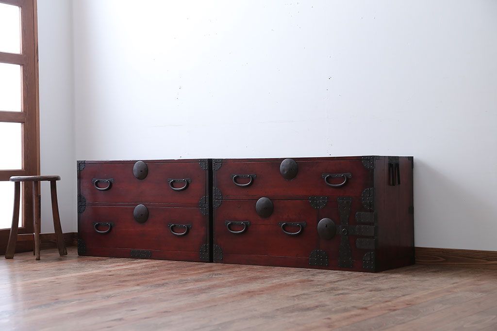 アンティーク家具　古民具・骨董　シンプルな丸金具の重ね衣装箪笥