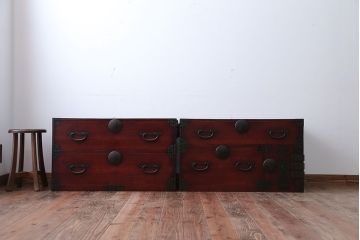 アンティーク家具　古民具・骨董　シンプルな丸金具の重ね衣装箪笥