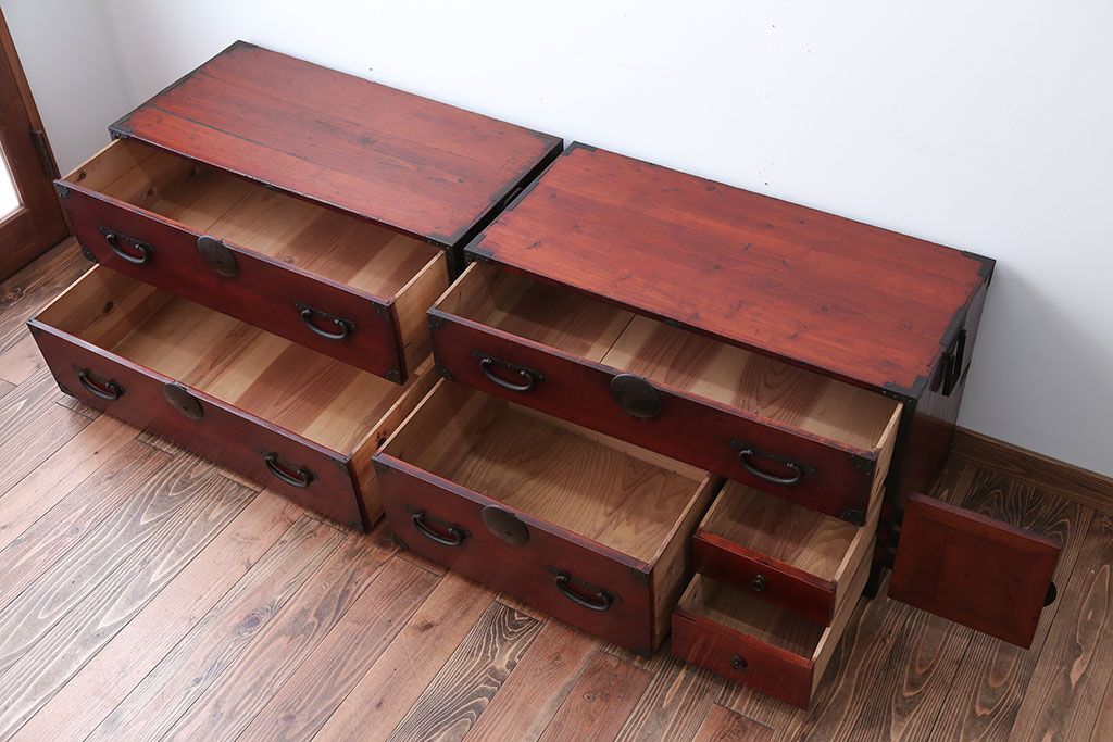 アンティーク家具　古民具・骨董　シンプルな丸金具の重ね衣装箪笥