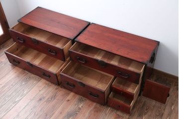 アンティーク家具　古民具・骨董　シンプルな丸金具の重ね衣装箪笥