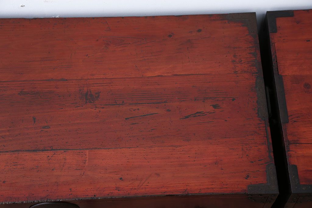 アンティーク家具　古民具・骨董　シンプルな丸金具の重ね衣装箪笥