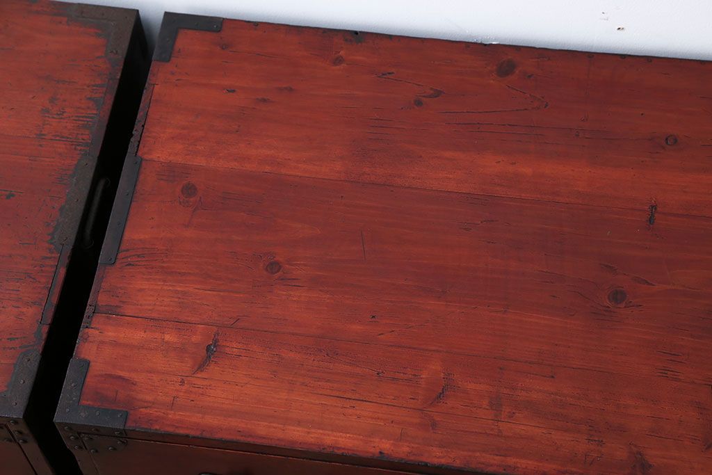 アンティーク家具　古民具・骨董　シンプルな丸金具の重ね衣装箪笥