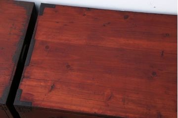 アンティーク家具　古民具・骨董　シンプルな丸金具の重ね衣装箪笥