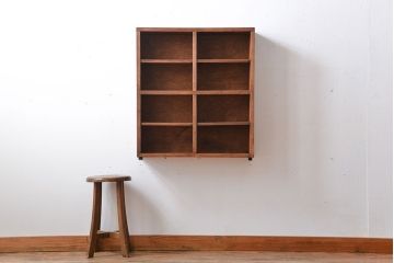 アンティーク家具　アンティーク　シンプルでナチュラルな縦型の壁掛けマス目飾り棚(1)