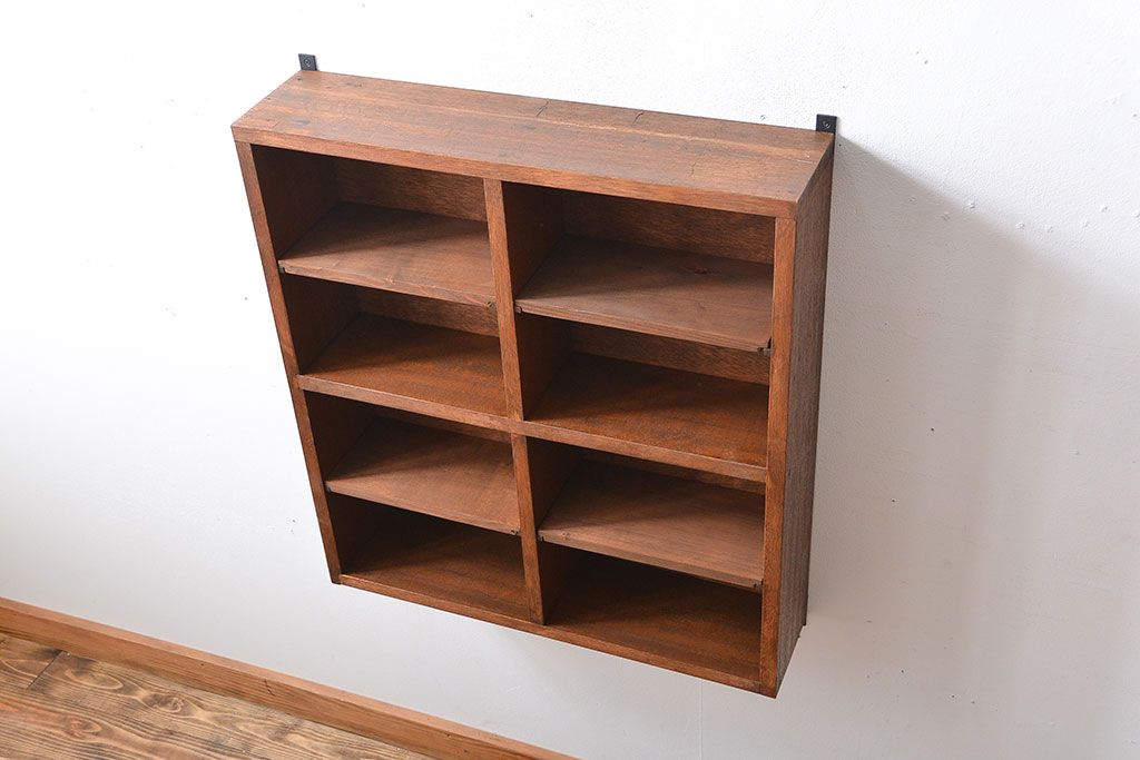 アンティーク家具　アンティーク　シンプルでナチュラルな縦型の壁掛けマス目飾り棚(1)