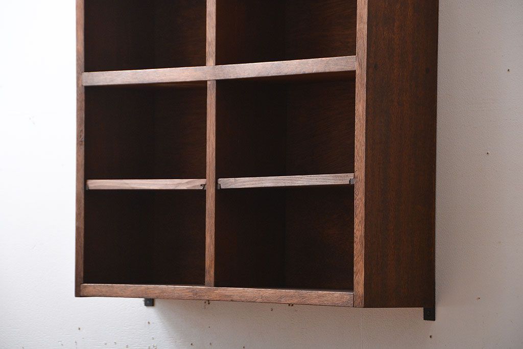 アンティーク家具　アンティーク　シンプルでナチュラルな縦型の壁掛けマス目飾り棚(1)