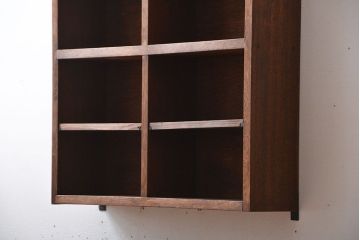 アンティーク家具　アンティーク　シンプルでナチュラルな縦型の壁掛けマス目飾り棚(1)