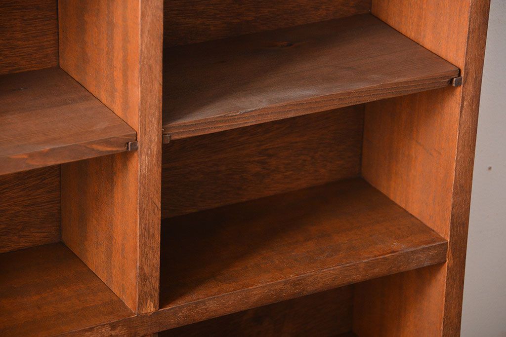 アンティーク家具　アンティーク　シンプルでナチュラルな縦型の壁掛けマス目飾り棚(1)