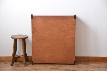 アンティーク家具　アンティーク　シンプルでナチュラルな縦型の壁掛けマス目飾り棚(1)