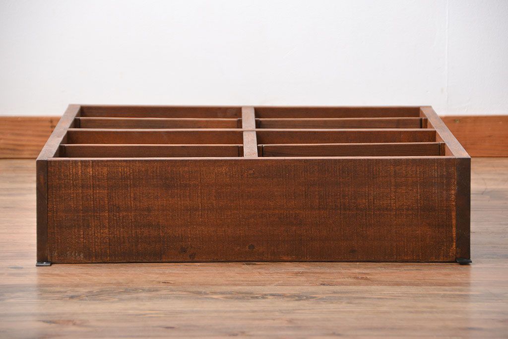 アンティーク家具　アンティーク　シンプルでナチュラルな縦型の壁掛けマス目飾り棚(1)