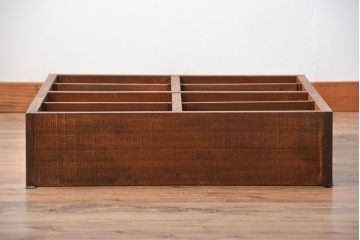 アンティーク家具　アンティーク　シンプルでナチュラルな縦型の壁掛けマス目飾り棚(1)