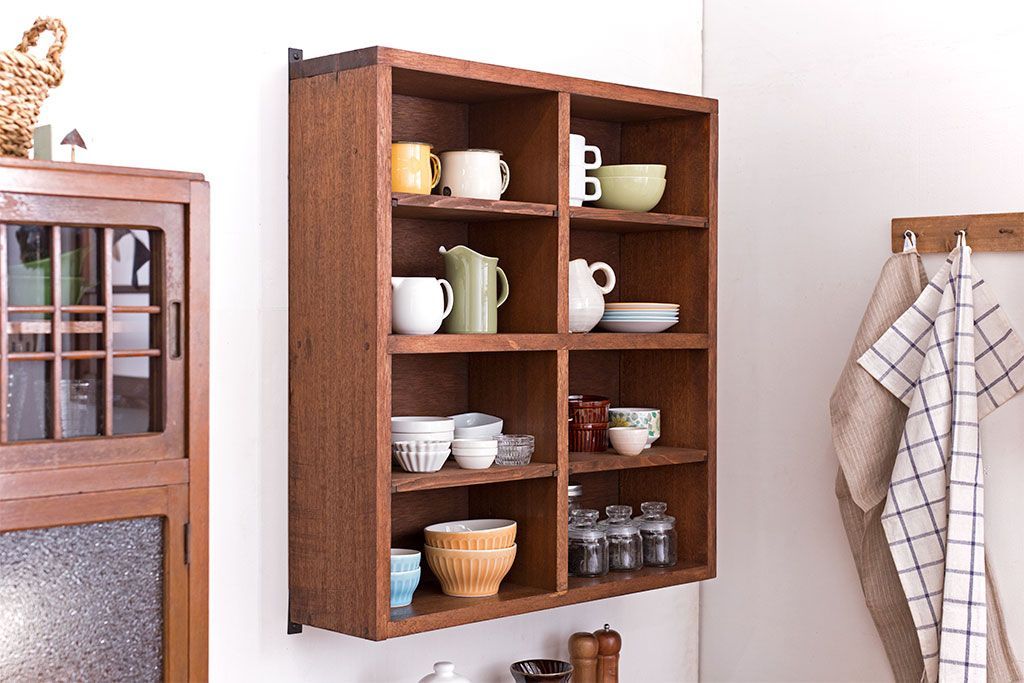 アンティーク家具　アンティーク　シンプルでナチュラルな縦型の壁掛けマス目飾り棚(2)