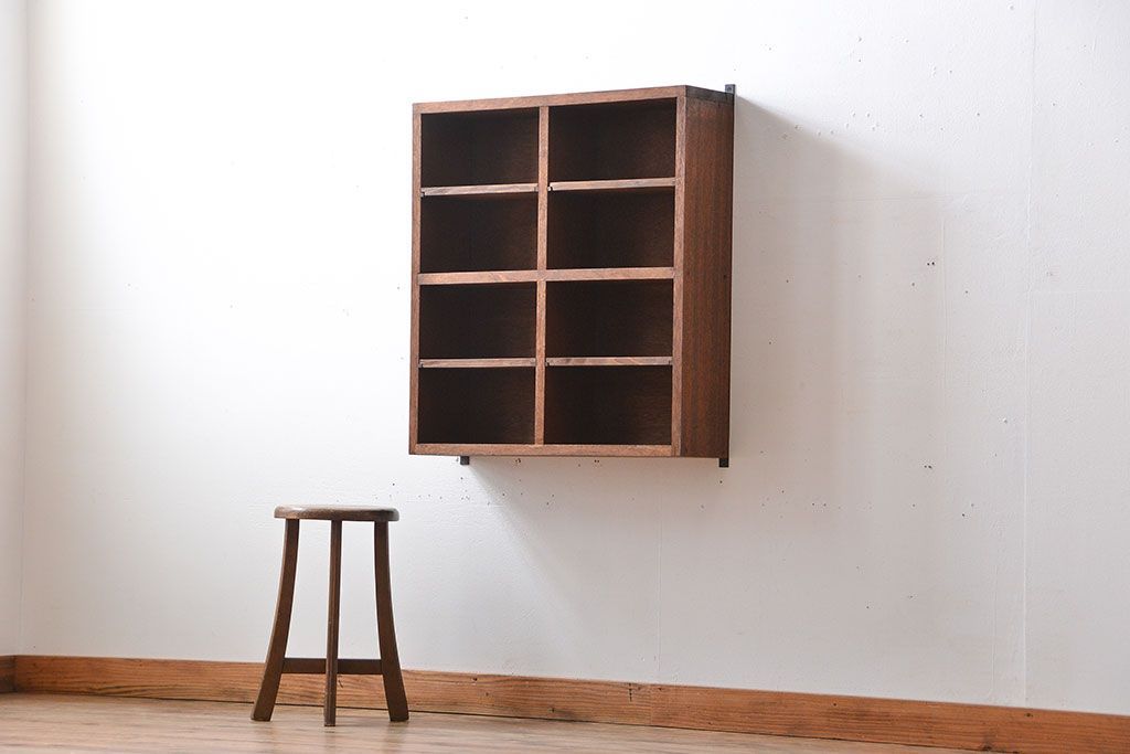 アンティーク家具　アンティーク　シンプルでナチュラルな縦型の壁掛けマス目飾り棚(2)