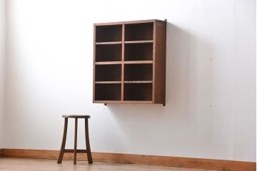 アンティーク家具　アンティーク　シンプルでナチュラルな縦型の壁掛けマス目飾り棚(2)