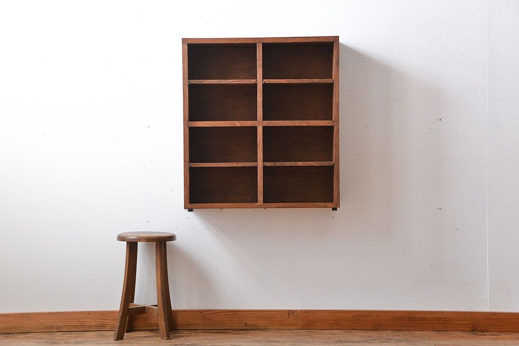 アンティーク家具　アンティーク　シンプルでナチュラルな縦型の壁掛けマス目飾り棚(2)