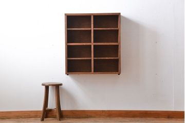 アンティーク家具　アンティーク　シンプルでナチュラルな縦型の壁掛けマス目飾り棚(2)