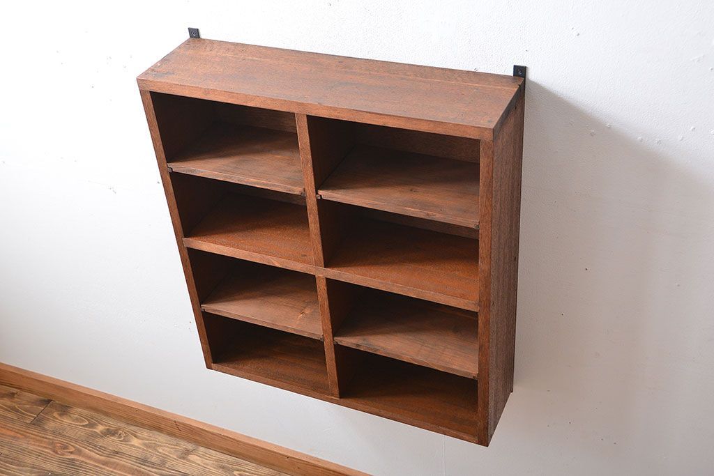 アンティーク家具　アンティーク　シンプルでナチュラルな縦型の壁掛けマス目飾り棚(2)