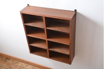 アンティーク家具　アンティーク　シンプルでナチュラルな縦型の壁掛けマス目飾り棚(2)