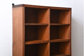 アンティーク家具　アンティーク　シンプルでナチュラルな縦型の壁掛けマス目飾り棚(2)