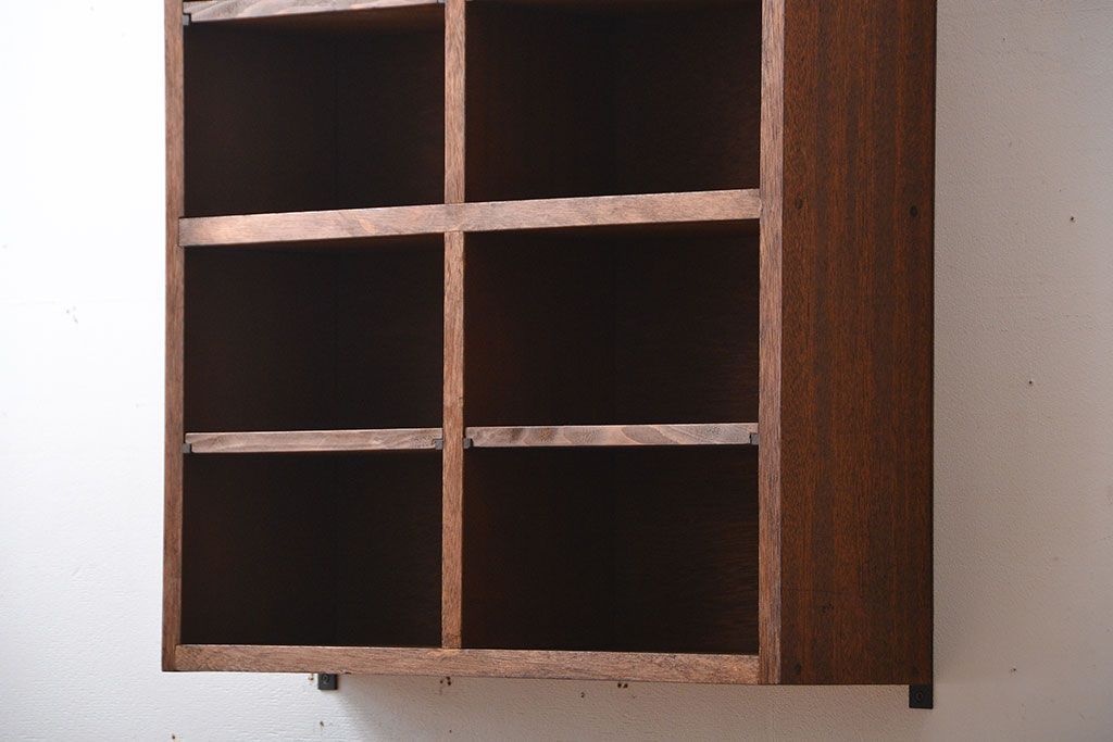 アンティーク家具　アンティーク　シンプルでナチュラルな縦型の壁掛けマス目飾り棚(2)