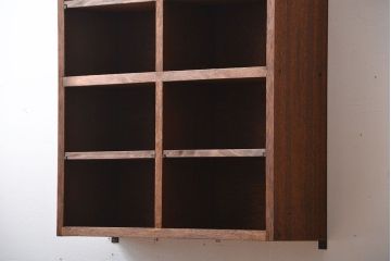 アンティーク家具　アンティーク　シンプルでナチュラルな縦型の壁掛けマス目飾り棚(2)