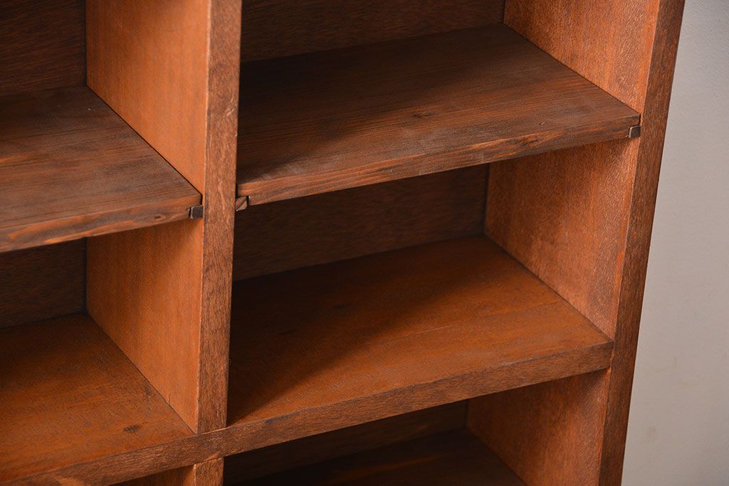 アンティーク家具　アンティーク　シンプルでナチュラルな縦型の壁掛けマス目飾り棚(2)