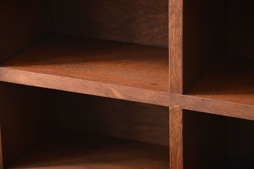 アンティーク家具　アンティーク　シンプルでナチュラルな縦型の壁掛けマス目飾り棚(2)