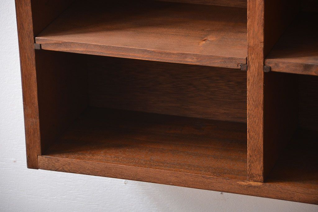 アンティーク家具　アンティーク　シンプルでナチュラルな縦型の壁掛けマス目飾り棚(2)