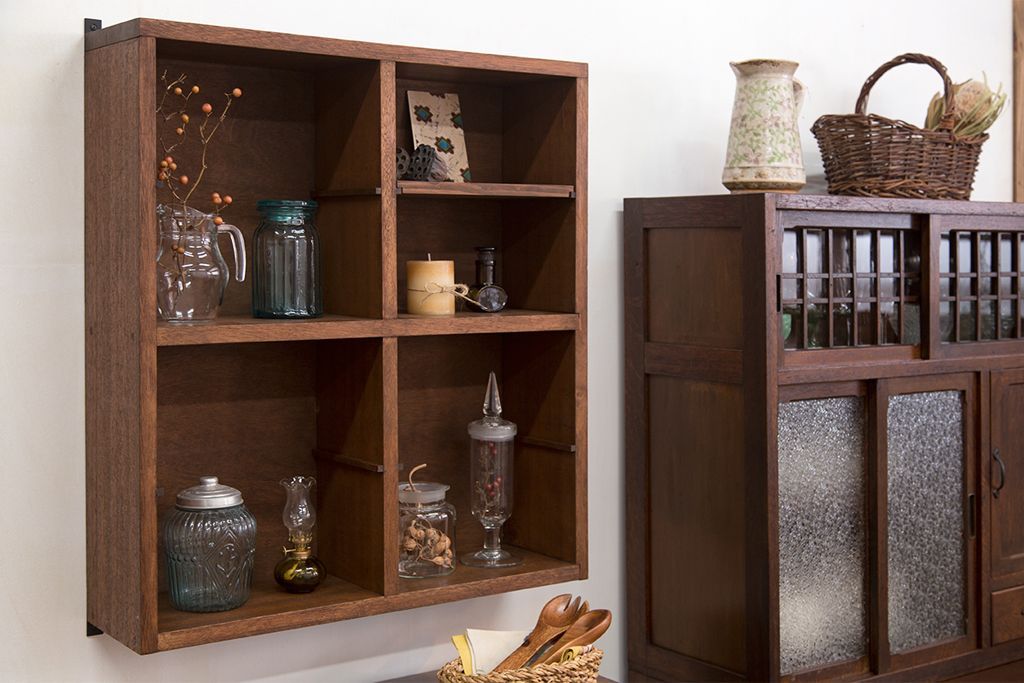 アンティーク家具　アンティーク　シンプルでナチュラルな縦型の壁掛けマス目飾り棚(3)